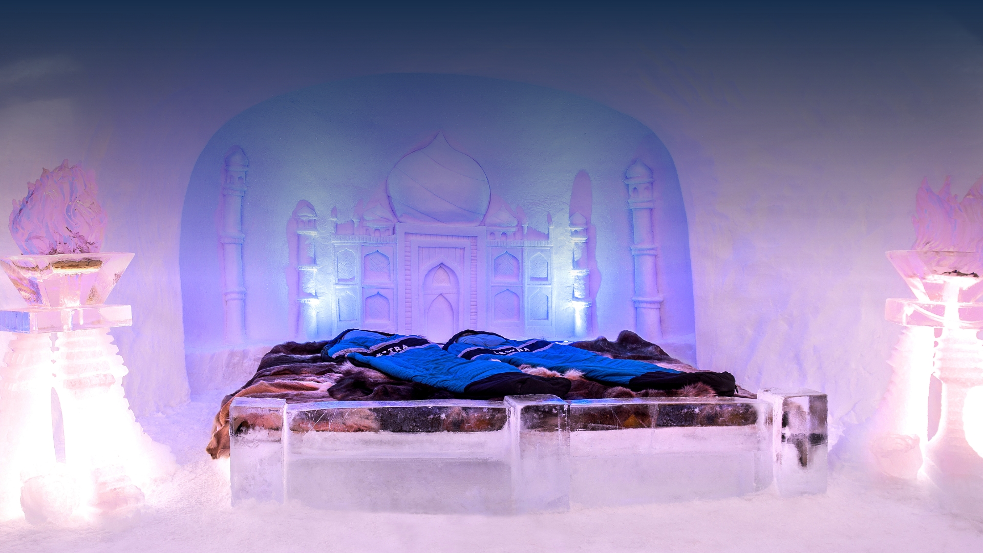 Das Romantik-Bett der Iglu Suite zwischen Eisskulpturen