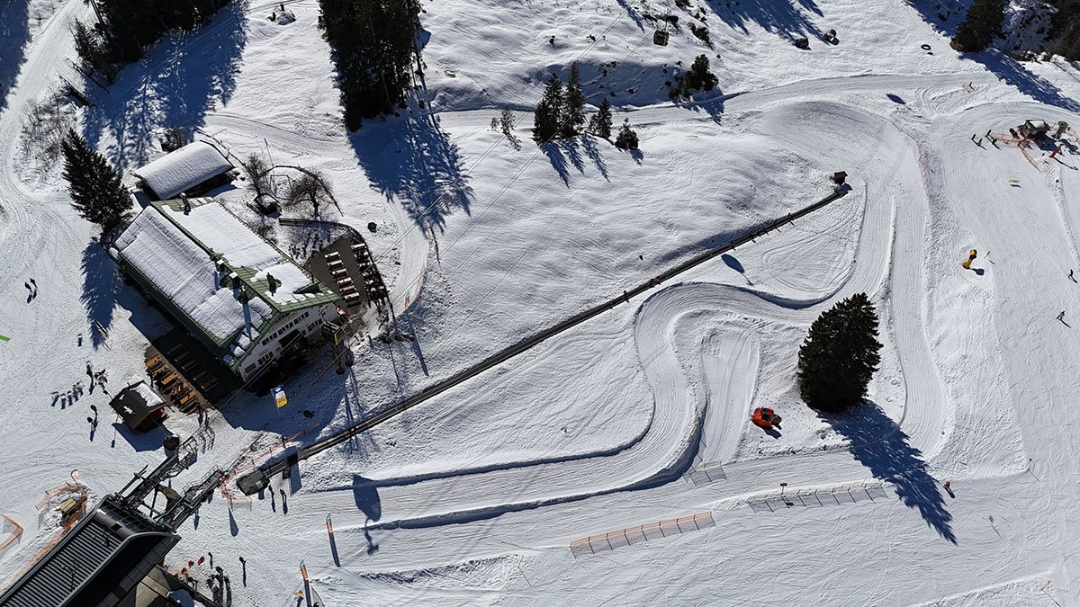 Der Rodelpark an der Seealpe von oben mit Förderband und Strecken
