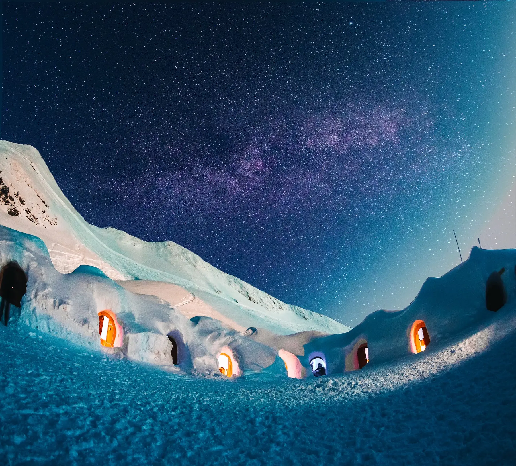 Die Iglu Lodge am Nebelhorn bei Nacht, umgeben von Schnee und Sternen