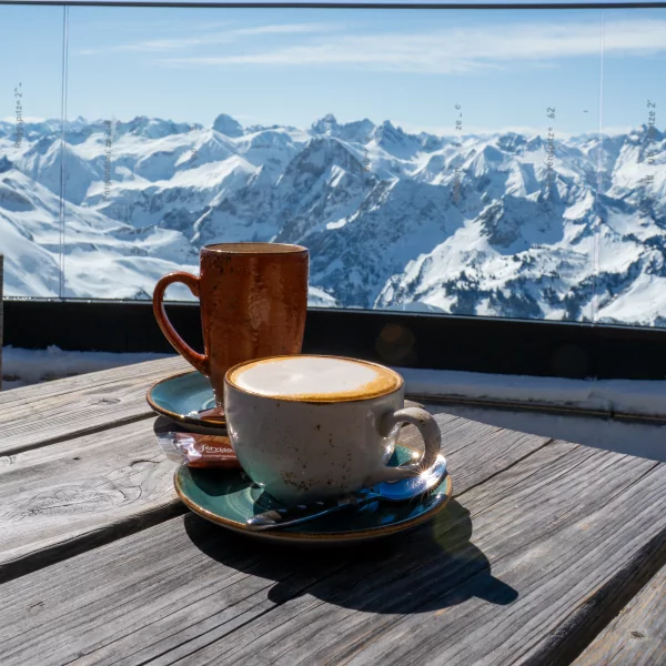 Kaffeepause mit Bergblick