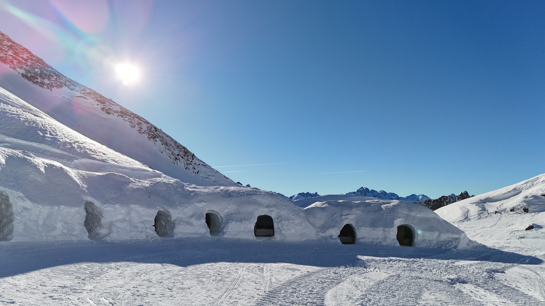 Iglus im Sonnenlicht