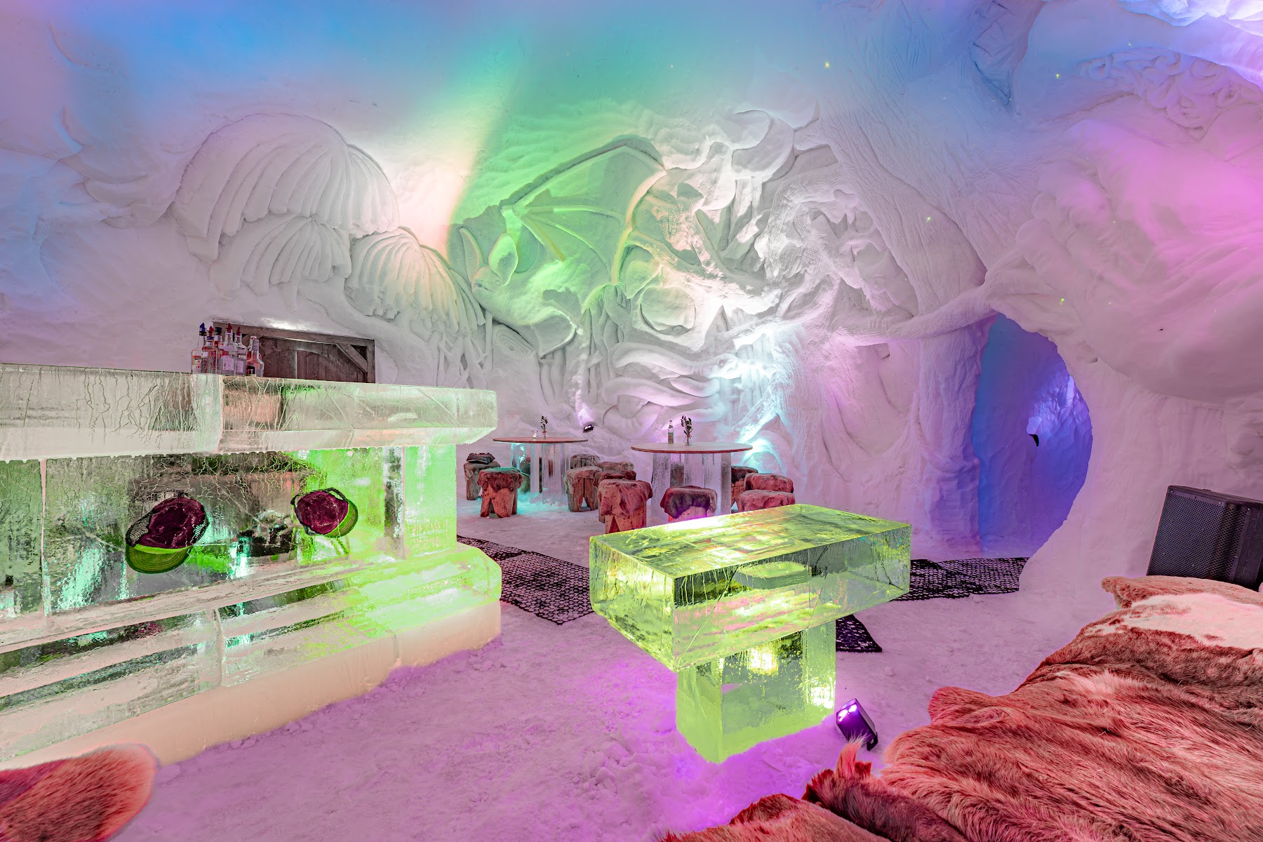Das Iglu-Restaurant in buntem Licht